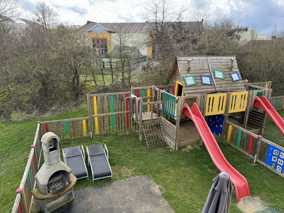 Kinderfreundliches Ferienhaus mit Zaun und Spielplatz im Center Parcs Hochsauerland Kinderfreundliches Ferienhaus mit Zaun und Spielplatz im Center Parcs Hochsauerland
