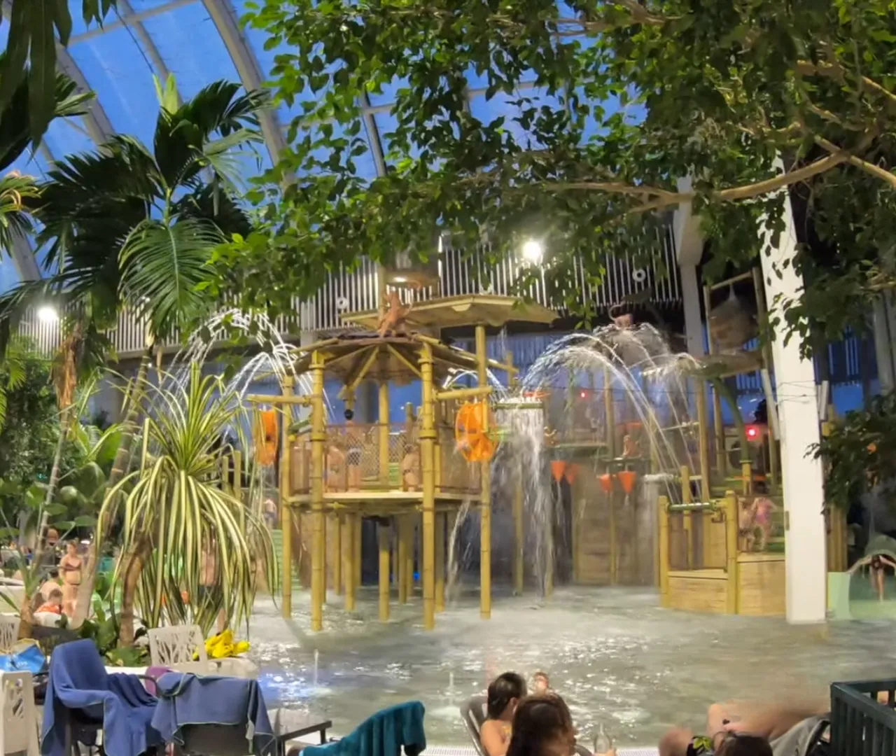 Erlebnisbad in einem Ferienpark