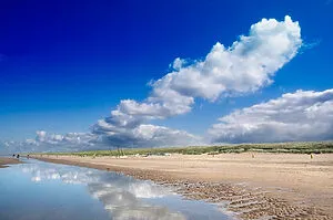 Langer Strandabschnitt am Hundestrand Noordwijk und Katwijk in Südholland