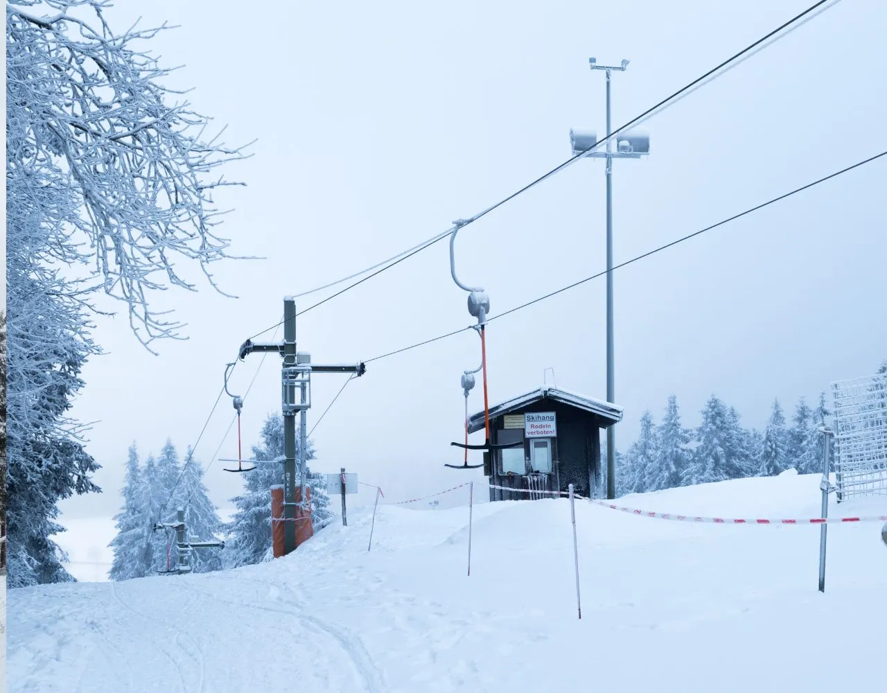 Ferienhäuser des Landal Winterberg im Schnee am Hang Ferienhäuser des Landal Winterberg im Schnee am Hang