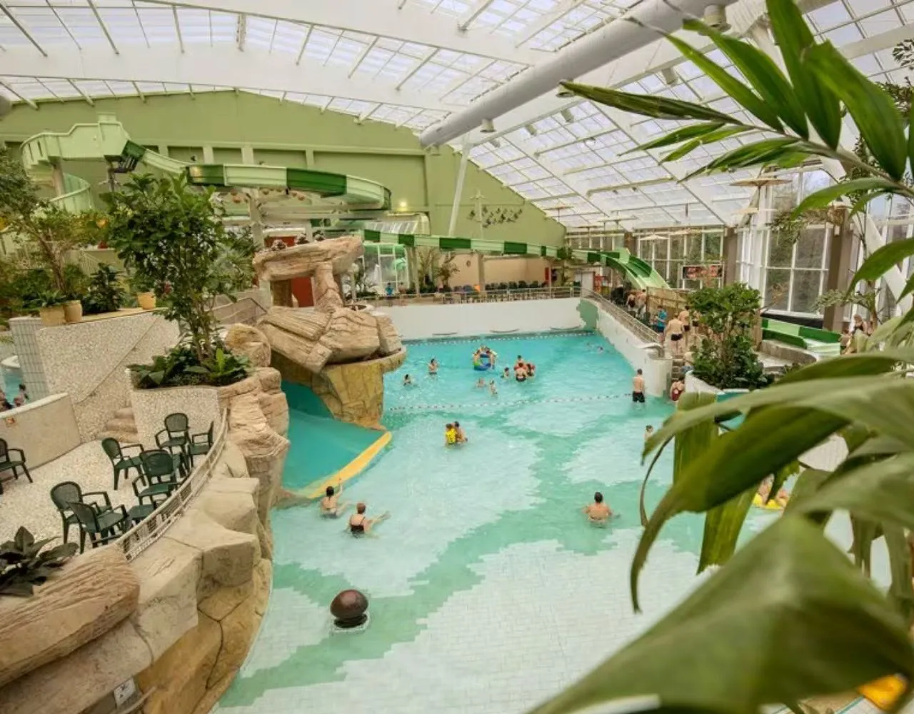 Winterliche Anlage des Center Parcs Les Ardennes in den belgischen Ardennen Winterliche Anlage des Center Parcs Les Ardennes in den belgischen Ardennen