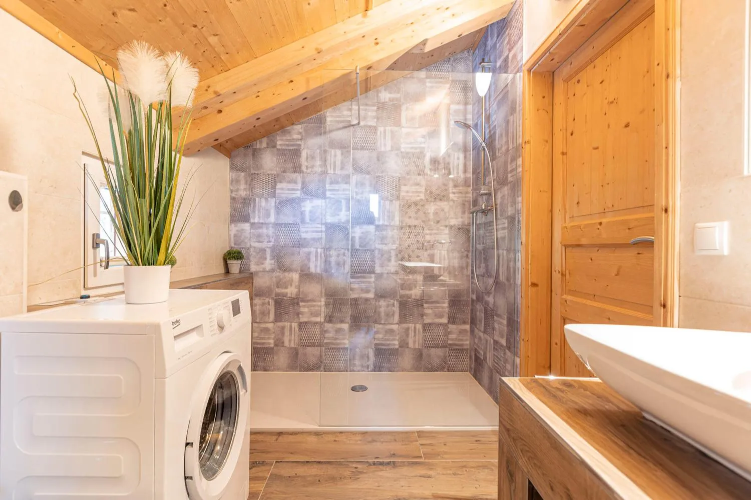 Modernes Badezimmer mit Dusche und Doppelwaschbecken