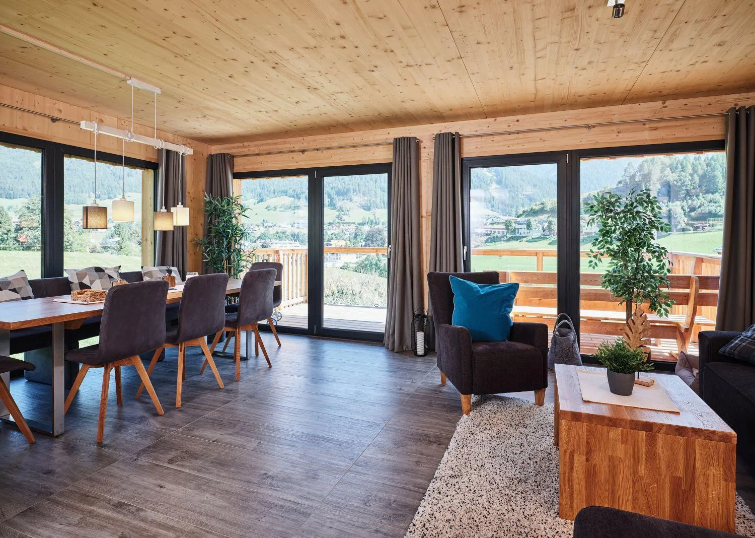 Großzügiges Wohnzimmer mit Bergaussicht und großen Glasfenstern