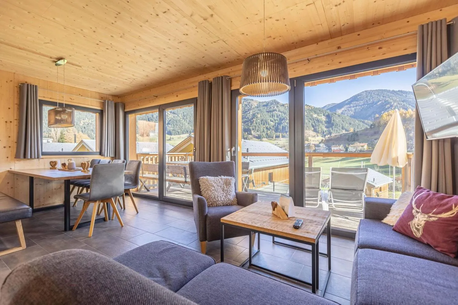 Heller Wohnbereich mit Panorama-Bergaussicht durch große Fenster