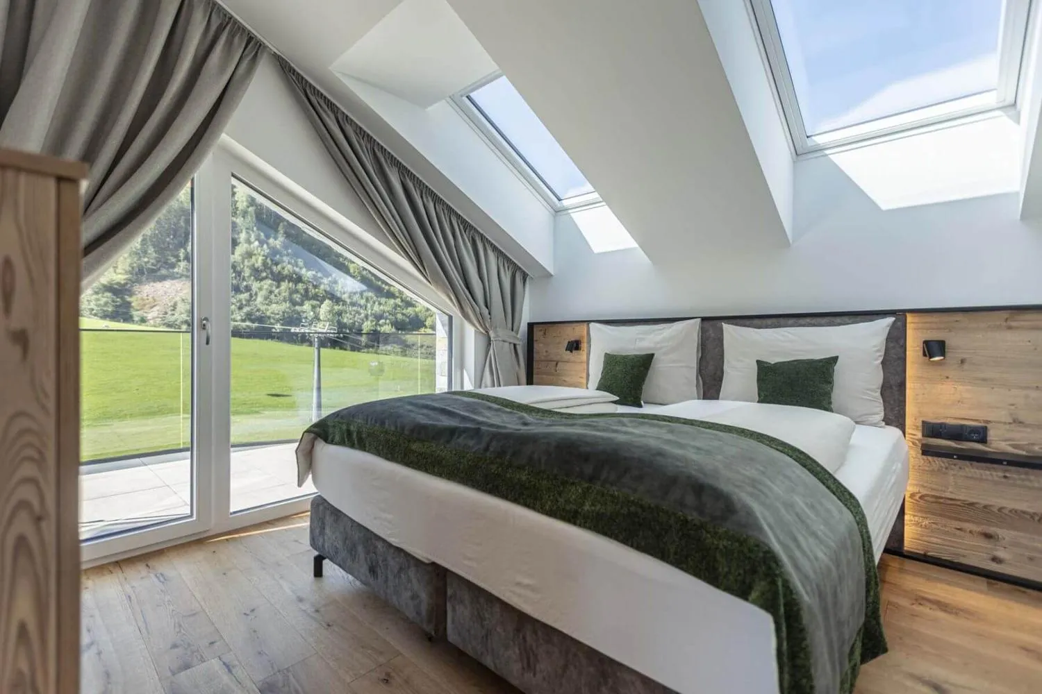 Badezimmer mit Aufsatzwaschbecken, Holzunterschrank und ebenerdiger Dusche