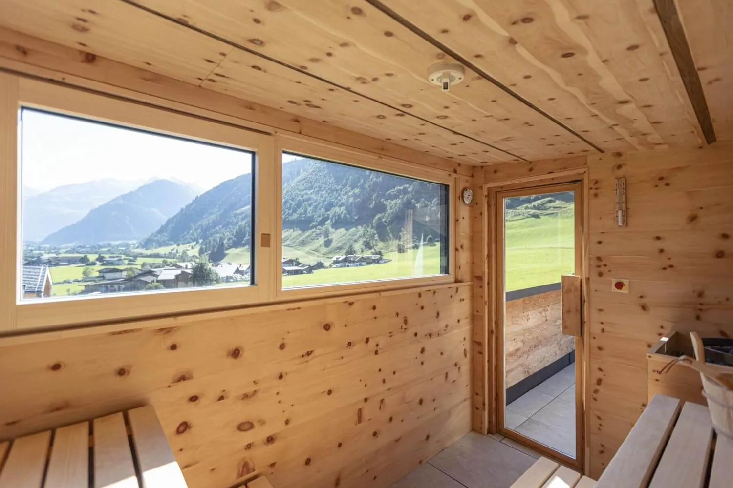 Fensteraussicht vom Resort auf Rauris-Tal mit Bergkette
