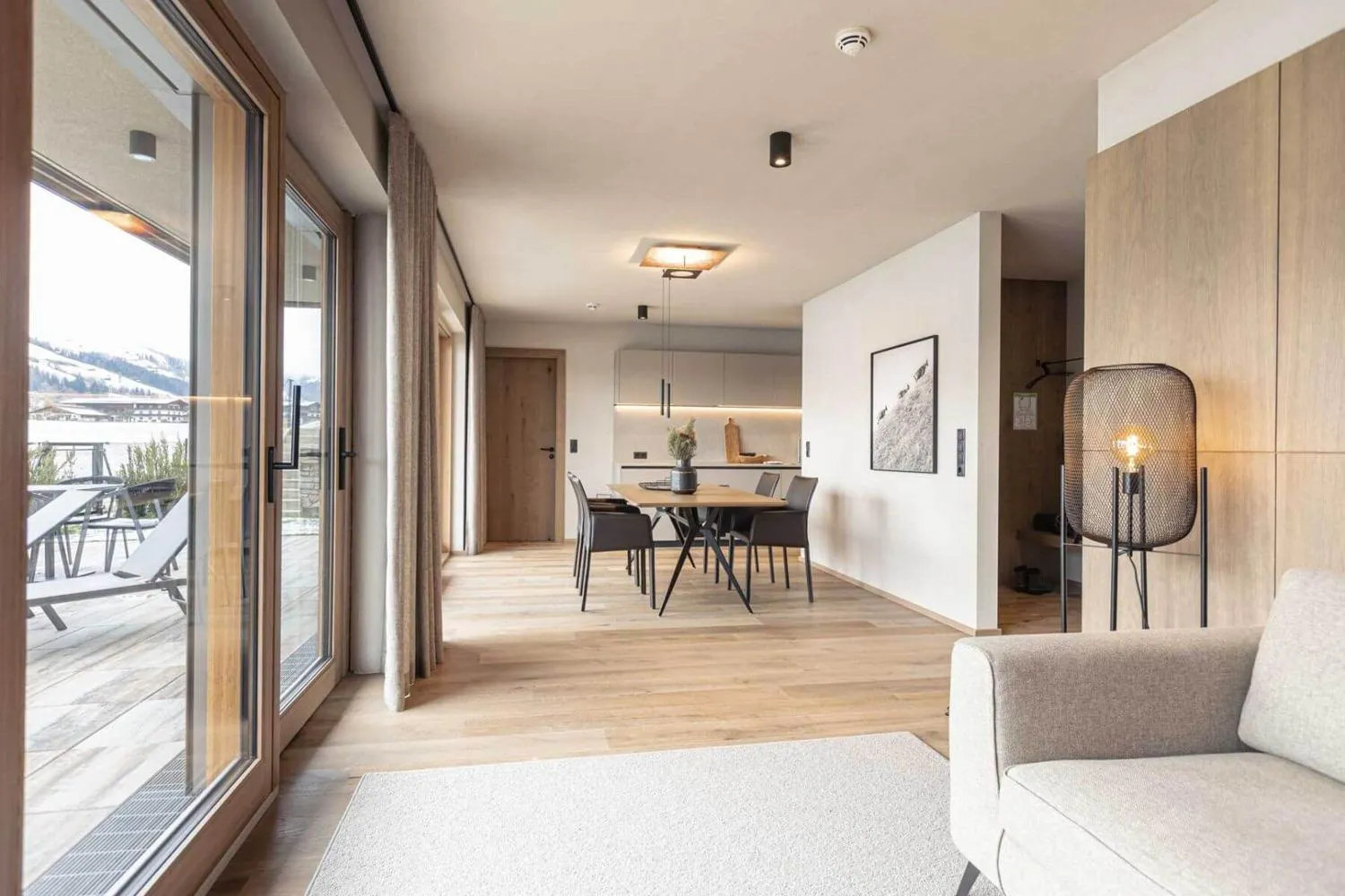 Wohnzimmer mit Terrassenzugang, Essbereich und moderner Küchenzeile