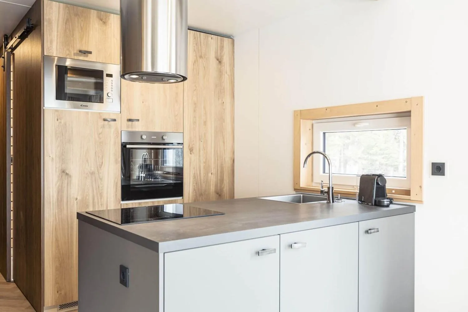 Moderne Küche mit Holzschränken und Edelstahlgeräten