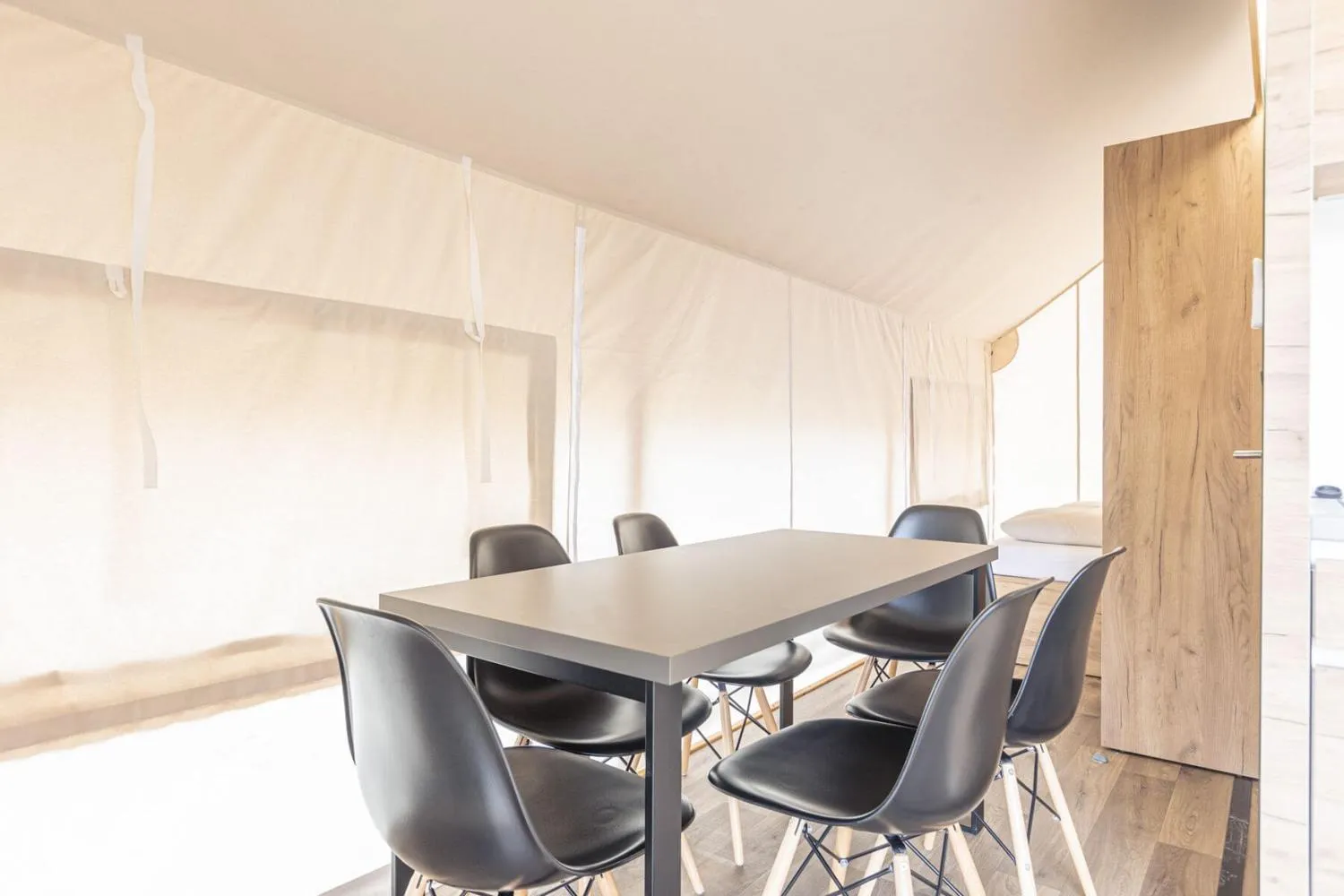 Moderner Essbereich mit Tisch, Stühlen und Bergpanorama