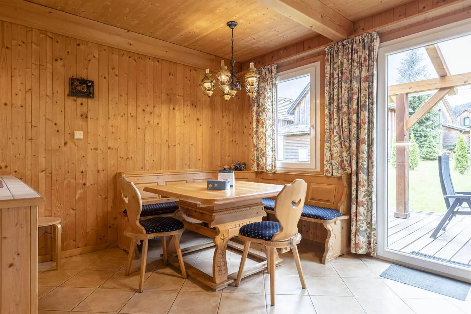 Rustikales Speisezimmer mit Holztisch und Terrassenzugang
