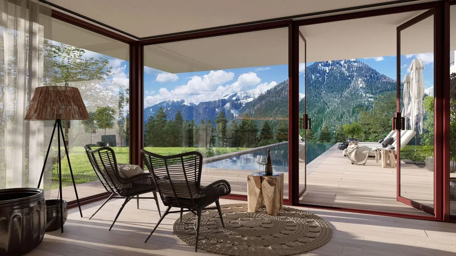 Verglaste Terrasse mit Blick auf schneebedeckte Bergkette