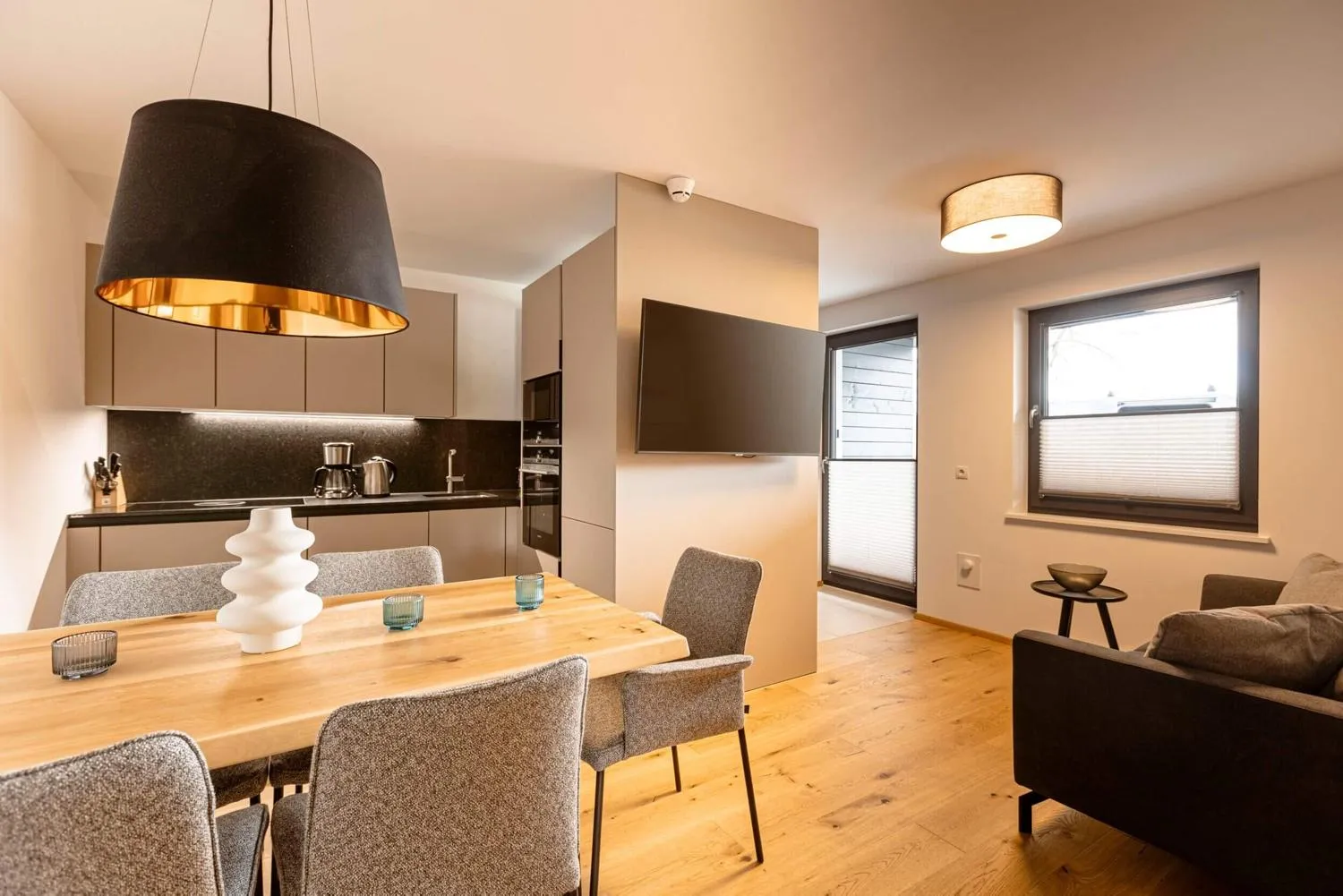 Essbereich mit Küchenzeile und Lounge mit Holzakzenten