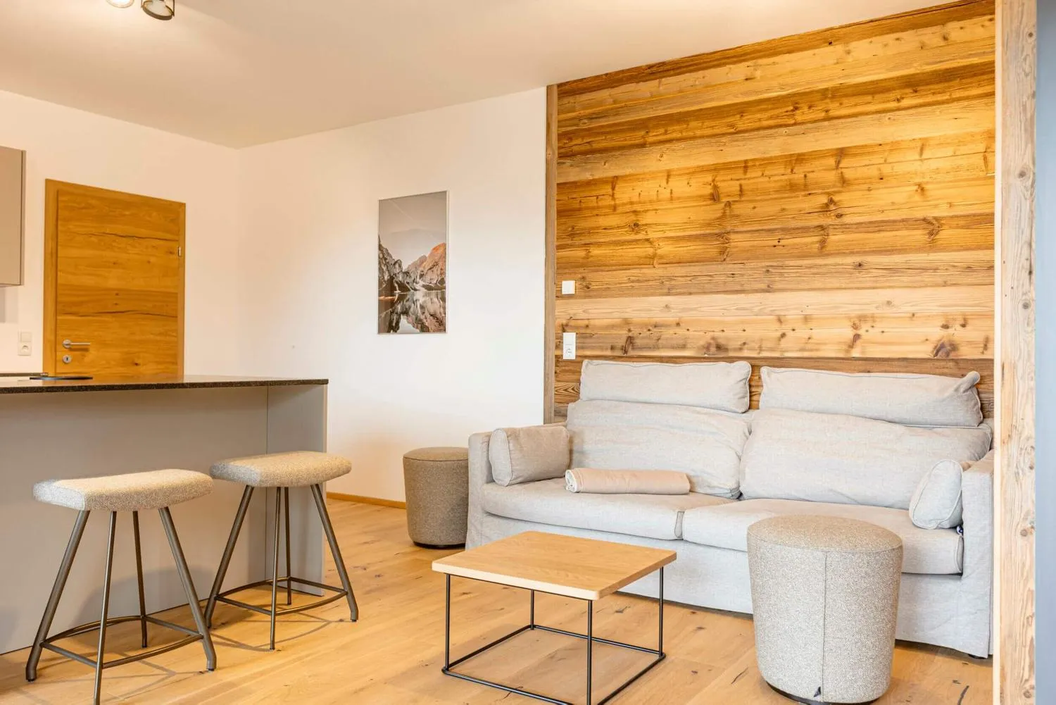 Schlafzimmer mit Holzpaneel-Kopfbrett und Sofa