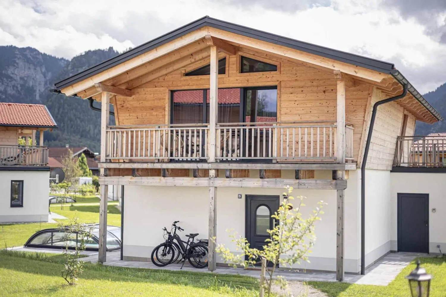 Chalet mit Carport-Bereich, Fahrrad und Bergpanorama