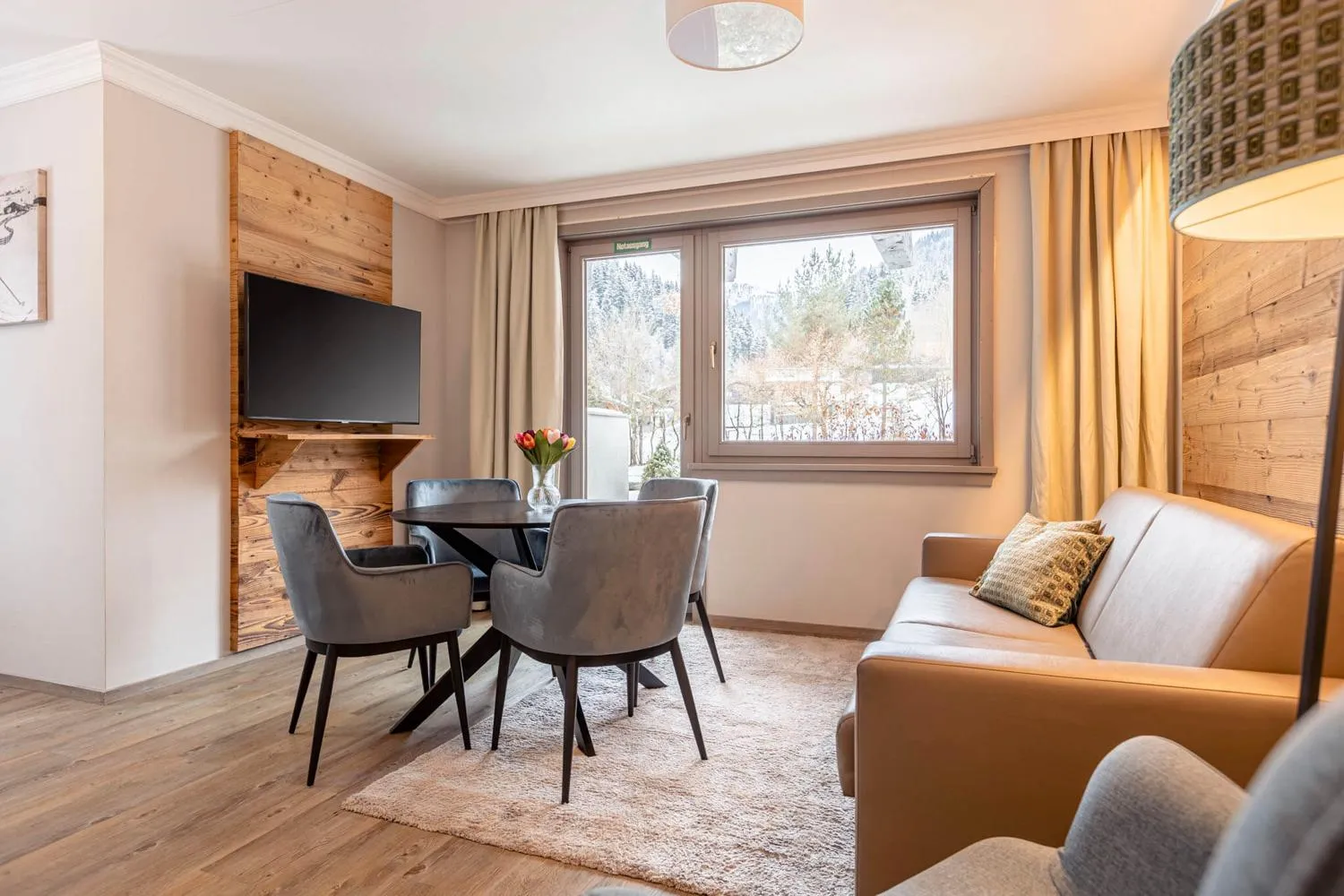 Suite mit Wohnbereich, Esstisch und Balkonzugang