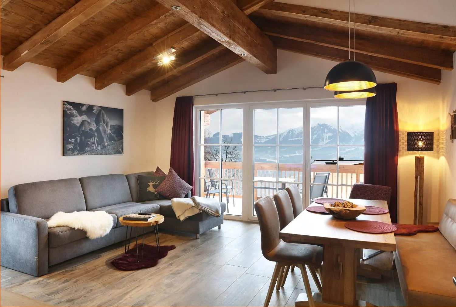 Moderne Ferienwohnung mit Holzdecke und schneebedecktem Bergblick