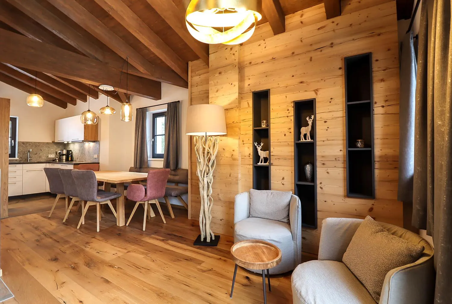 Modernes Wohnzimmer aus Holz mit Kochnische, Essbereich und Hirsch-Dekoration