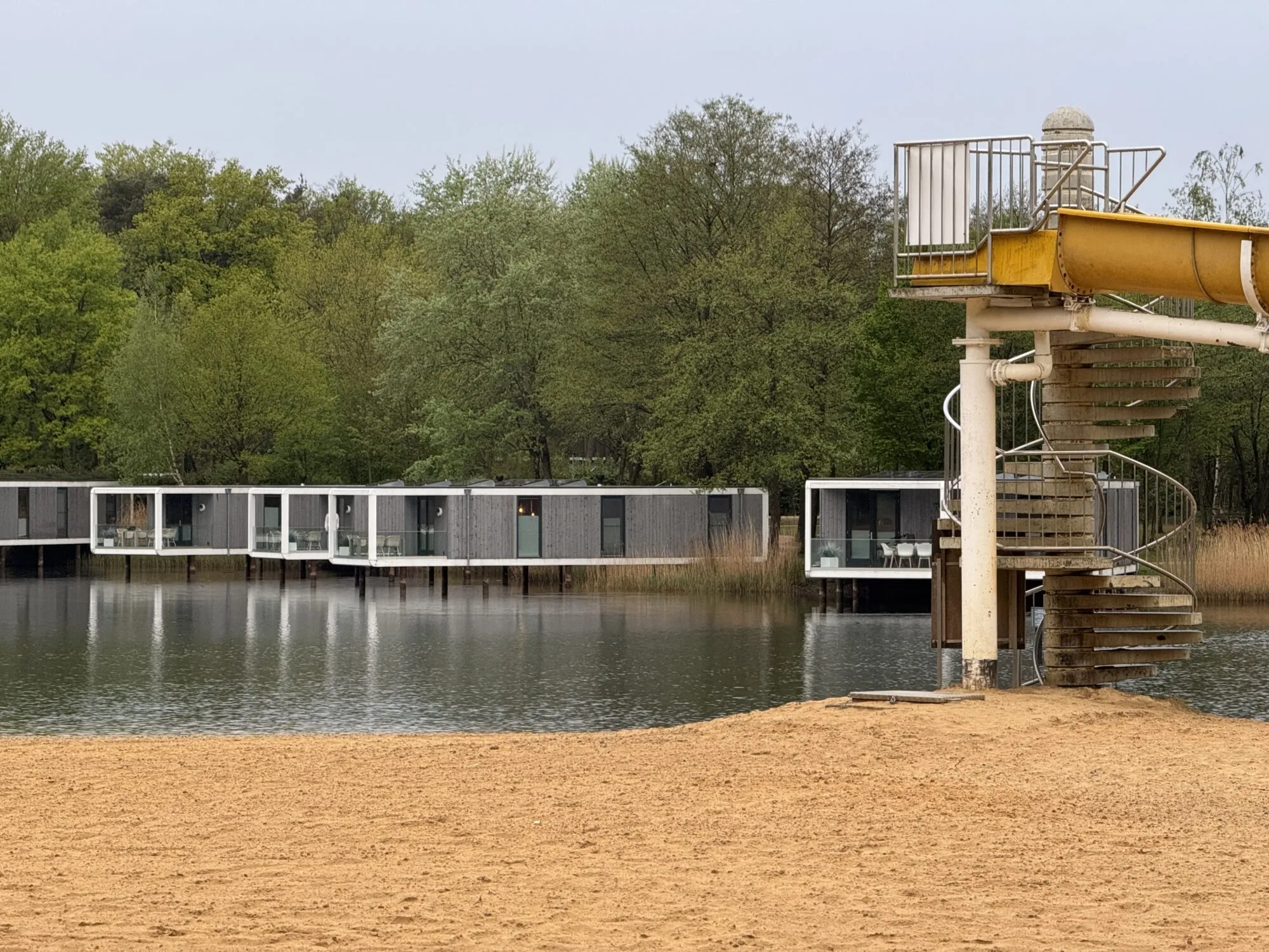 Overwater-Bungalow direkt am Wasser im Ferienpark BreeBronne