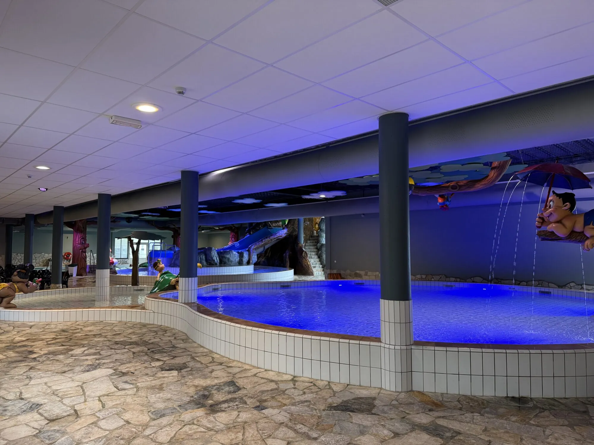 Schwimmbad mit Rutsche im Ferienpark BreeBronne