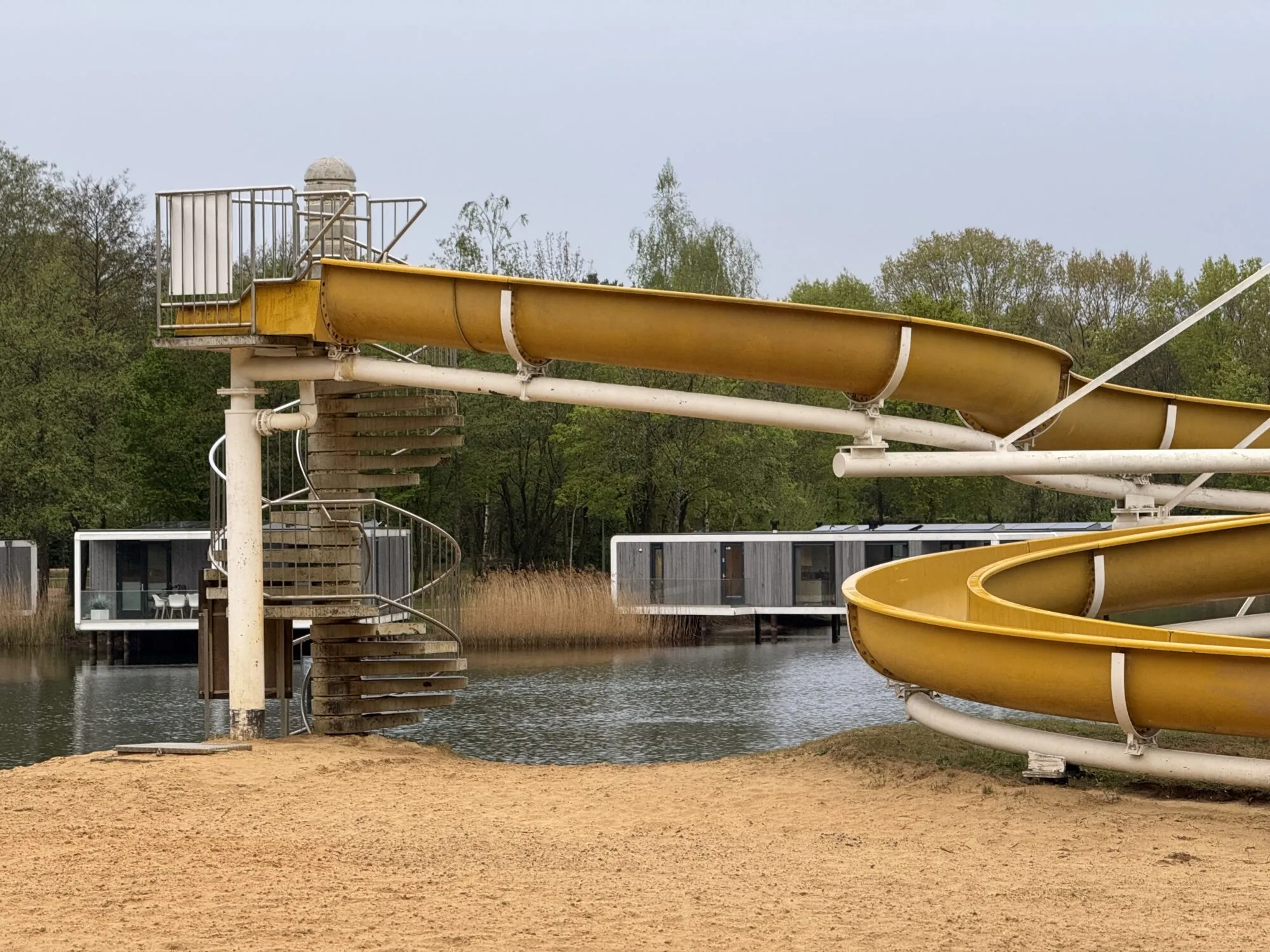 Badesee mit Wasserrutsche im Ferienpark BreeBronne