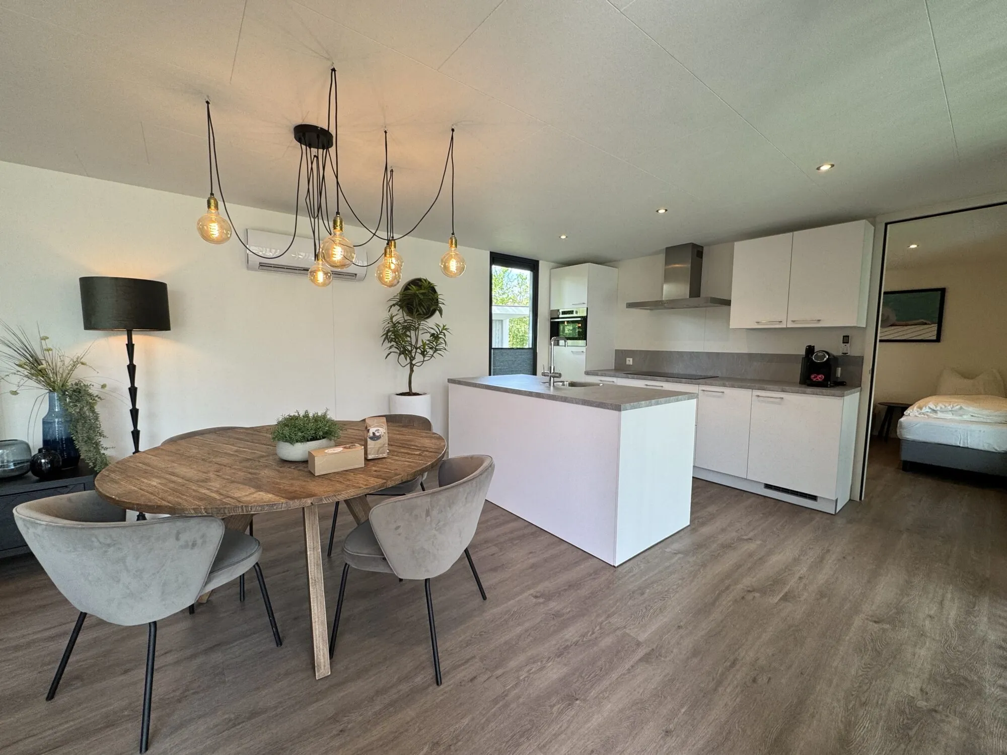 Esswohnbereich der Waldlodge im Ferienpark BreeBronne