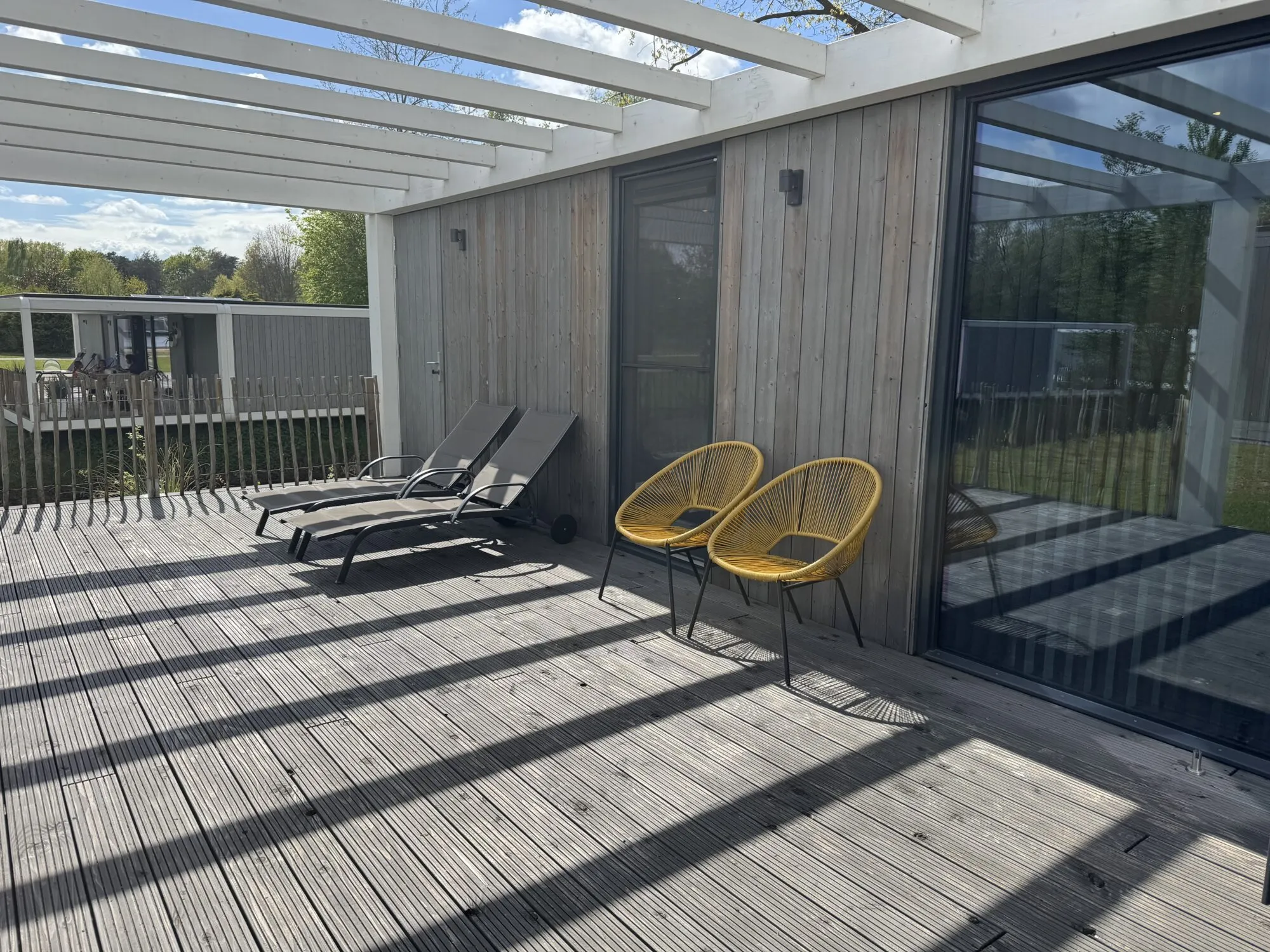 Terrasse der Waldlodge im Ferienpark BreeBronne