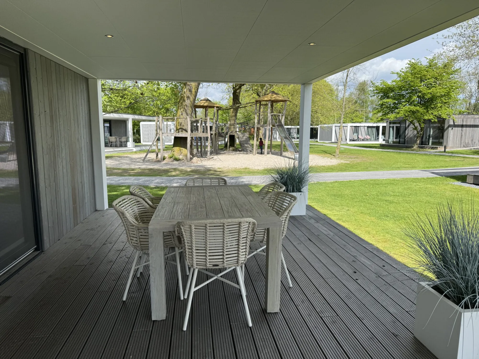 Waldlodge mit Blick auf den Spielplatz im Ferienpark BreeBronne