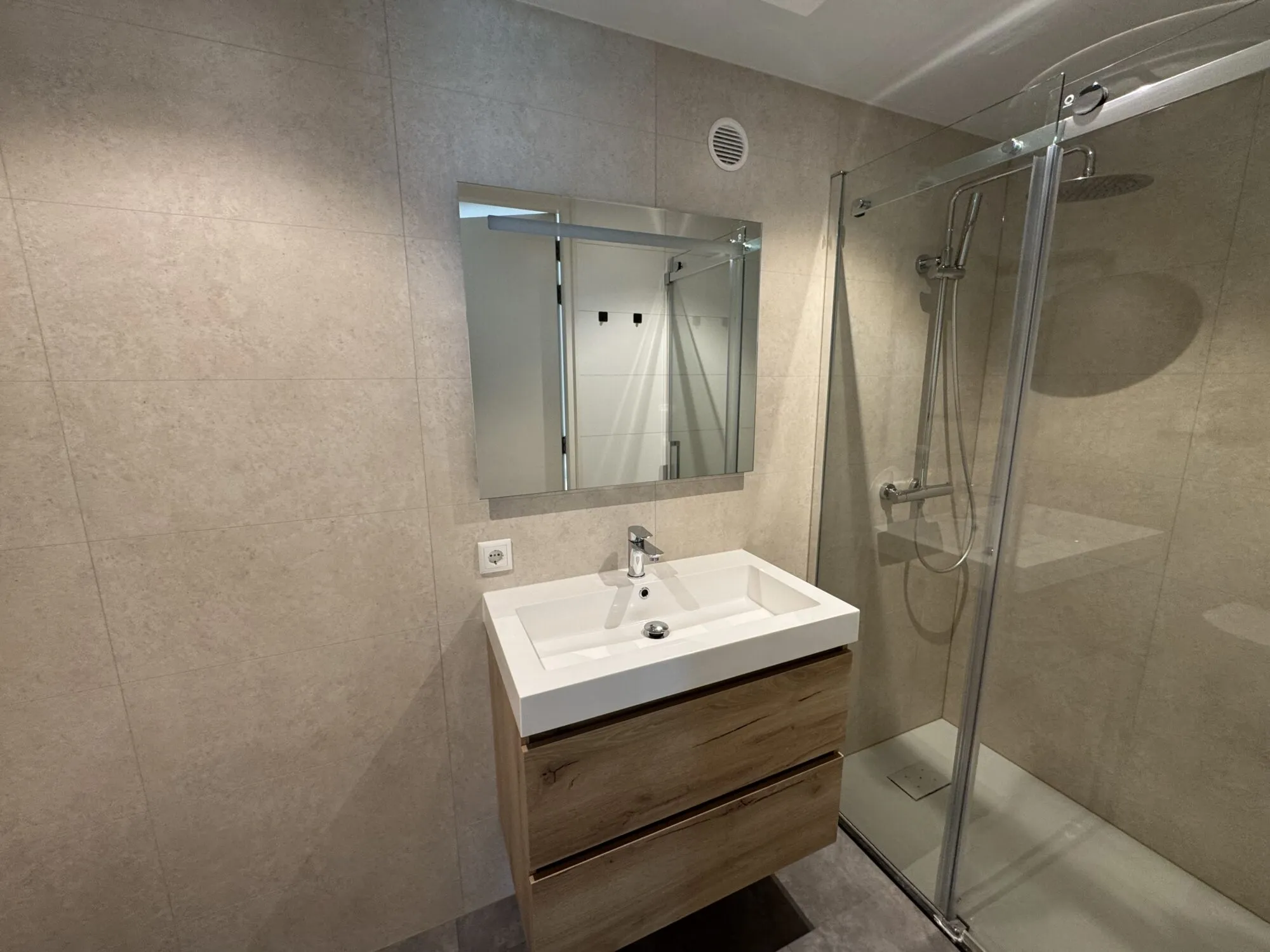Duschbad der Waldlodge 203 im Ferienpark BreeBronne