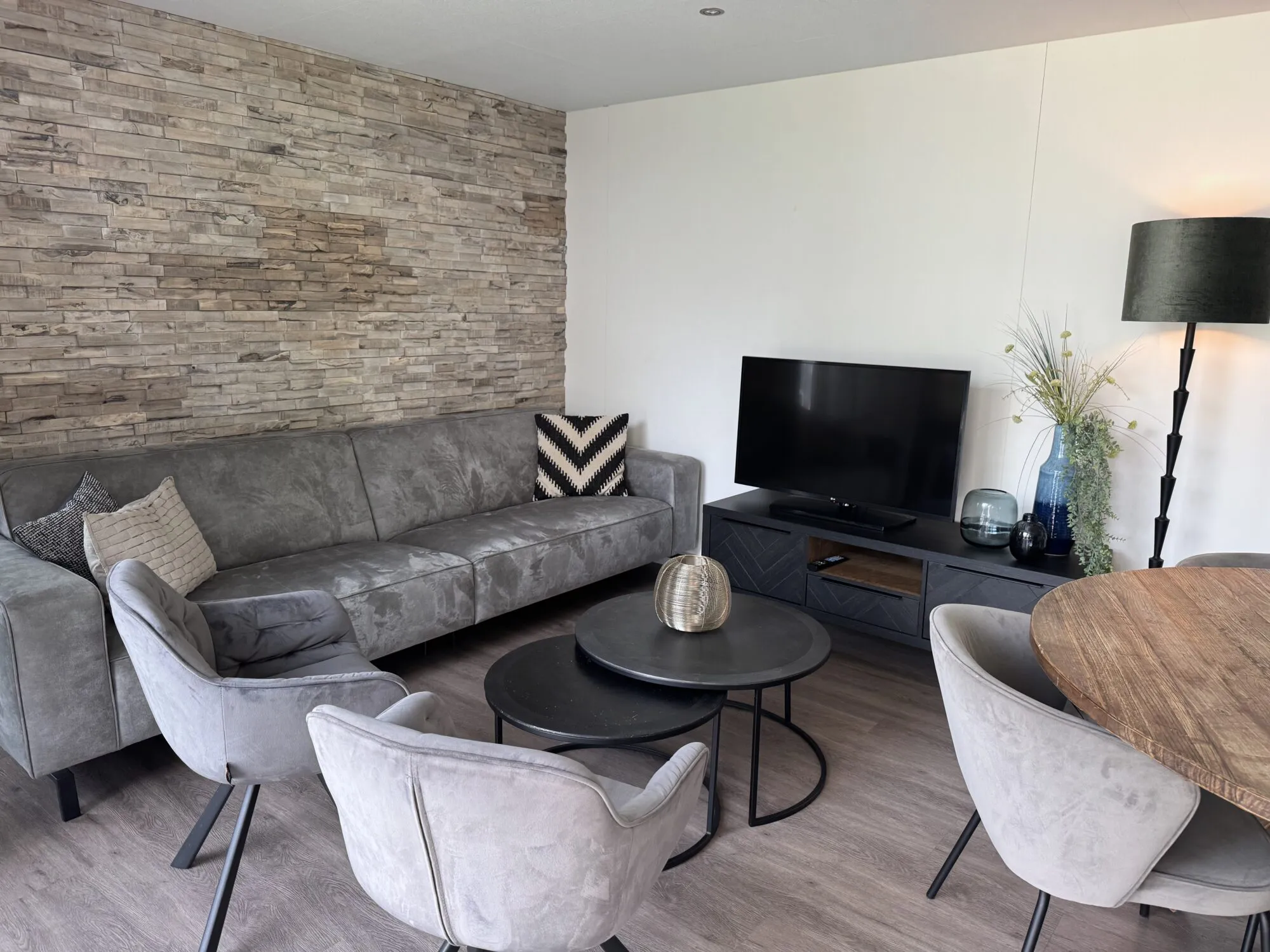 Wohnzimmer der Waldlodge 203 im Ferienpark BreeBronne