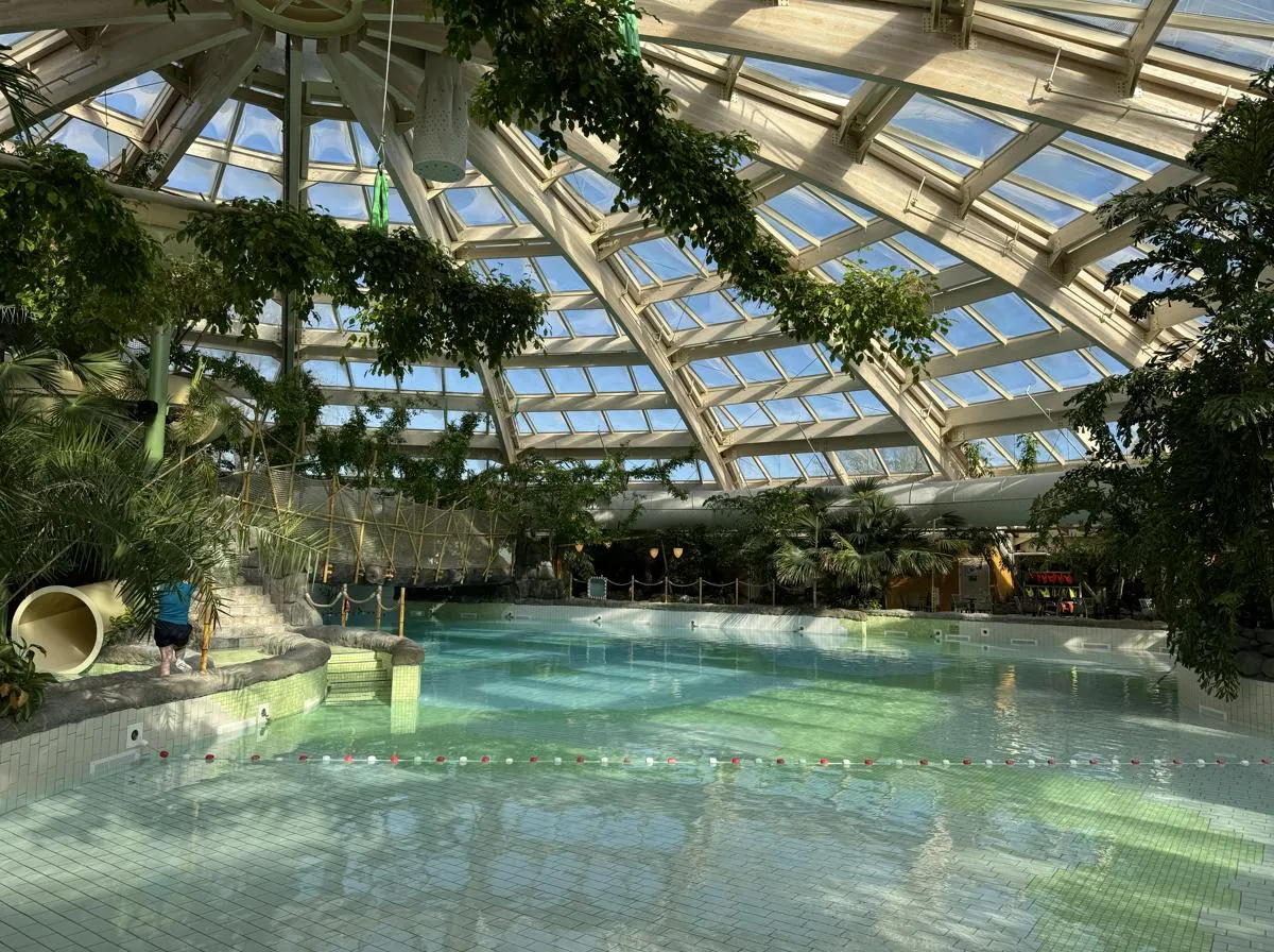 Großes Schwimmbecken im Aqua Mundo des Center Parcs De Huttenheugte Großes Schwimmbecken im Aqua Mundo des Center Parcs De Huttenheugte