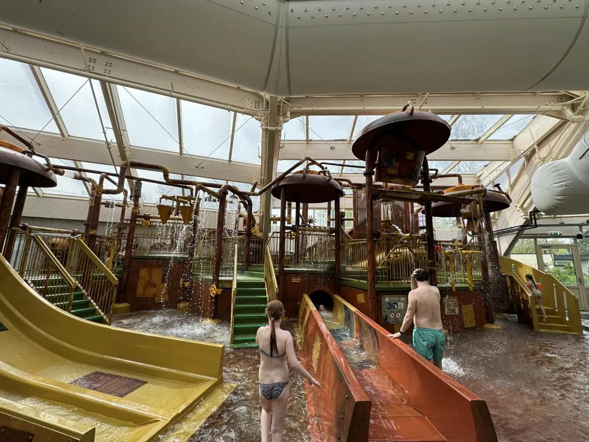 Wasserrutschenanlage mit mehrfarbigen Rutschen und Spieltürmen