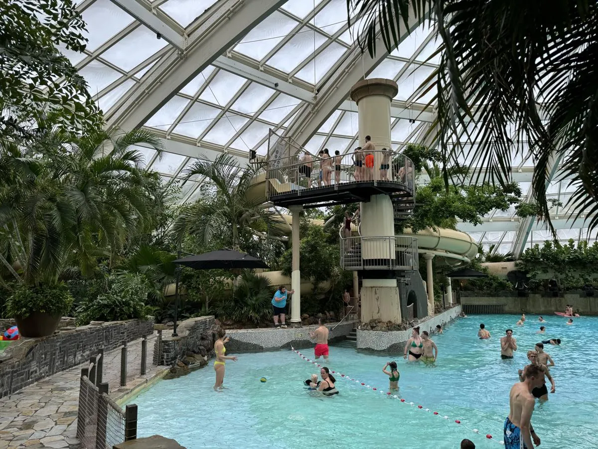 Rutschenturm im Aqua Mundo des Center Parcs De Kempervennen
