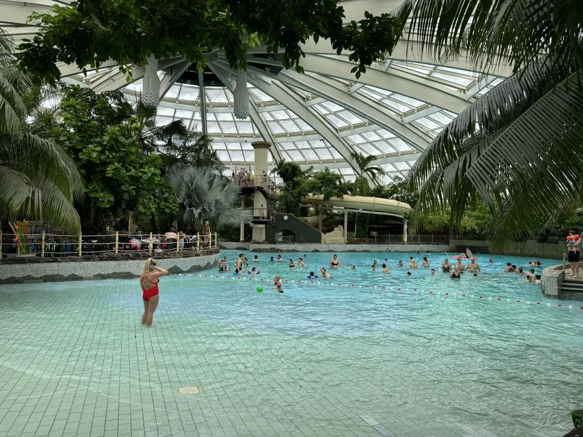 Schwimmbecken (Ansicht 2) im Aqua Mundo des Center Parcs De Kempervennen Schwimmbecken (Ansicht 2) im Aqua Mundo des Center Parcs De Kempervennen