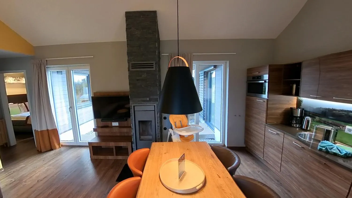 VIP Ferienhaus Wohnzimmer mit Kamin im Center Parcs Park Allgäu