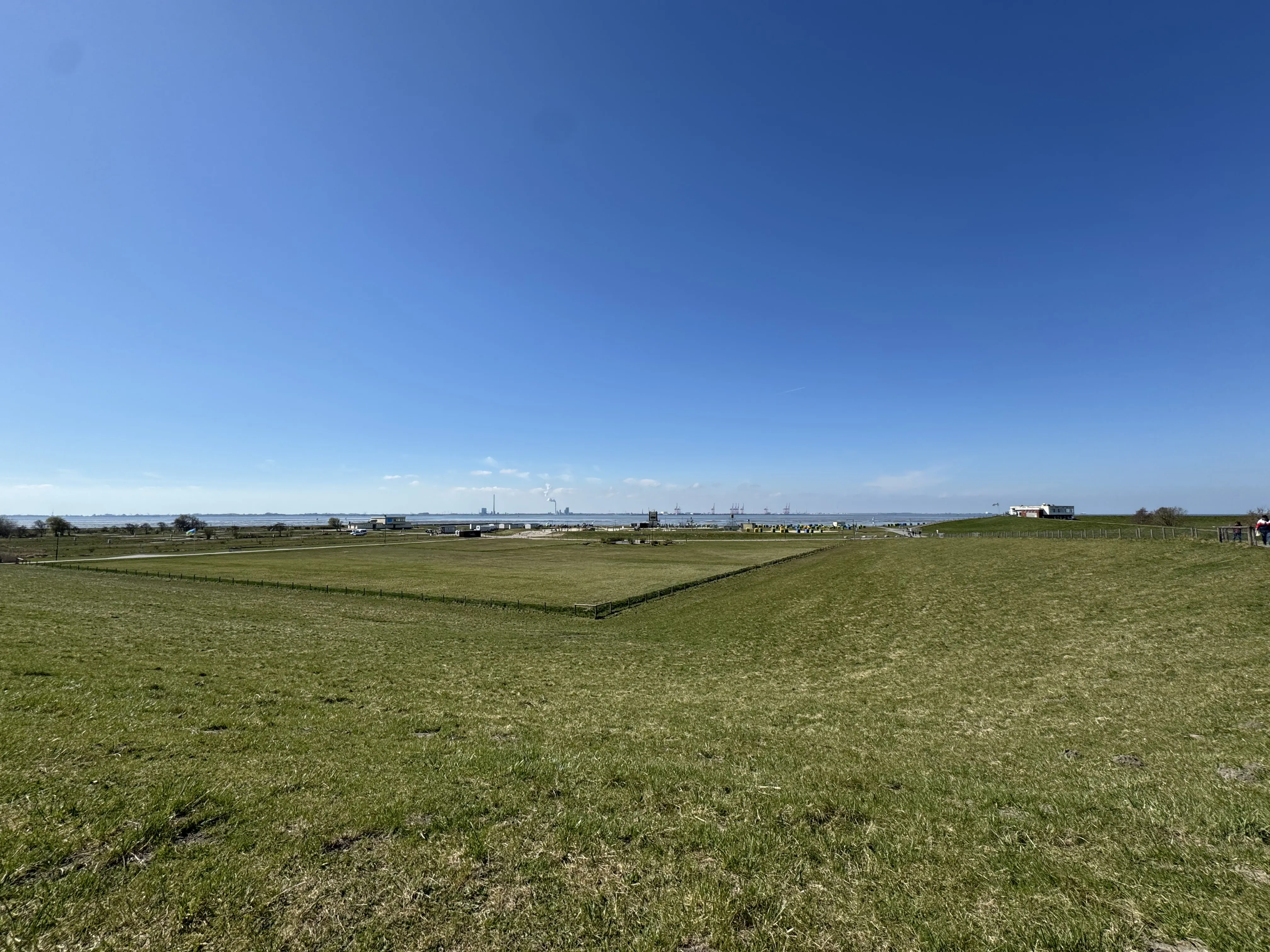 Blick vom Deich auf das Wattenmeer bei Tossens