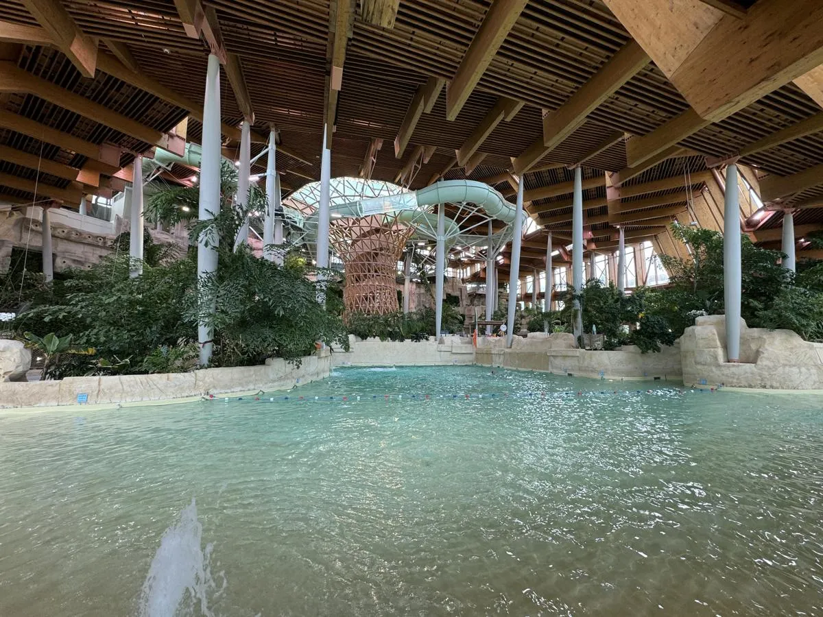 Aqua Mundo Wellenbecken im Center Parcs Villages Nature Paris
