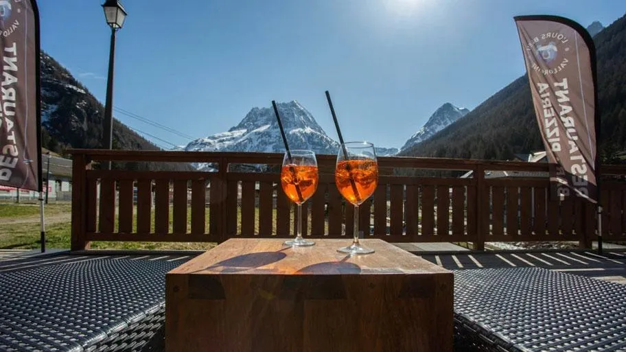 Zwei Getränkegläser auf Terrasse mit Bergblick