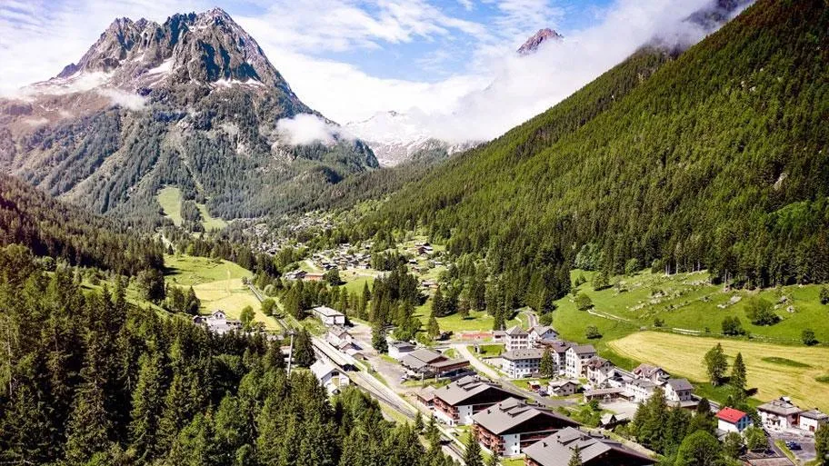 Luftaufnahme des Tals Vallorcine mit schneebedeckten Alpen