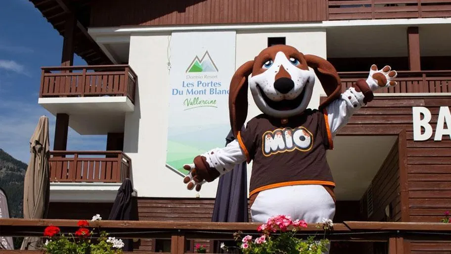 Maskottchen MIO vor der Rezeption des Dormio Resorts