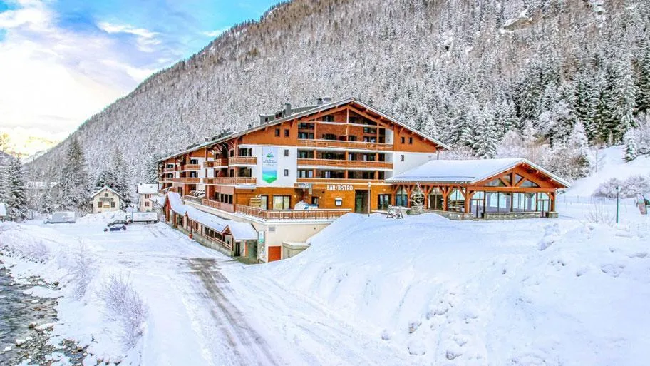 Resort Außenansicht im Winter mit Schnee und Holzarchitektur