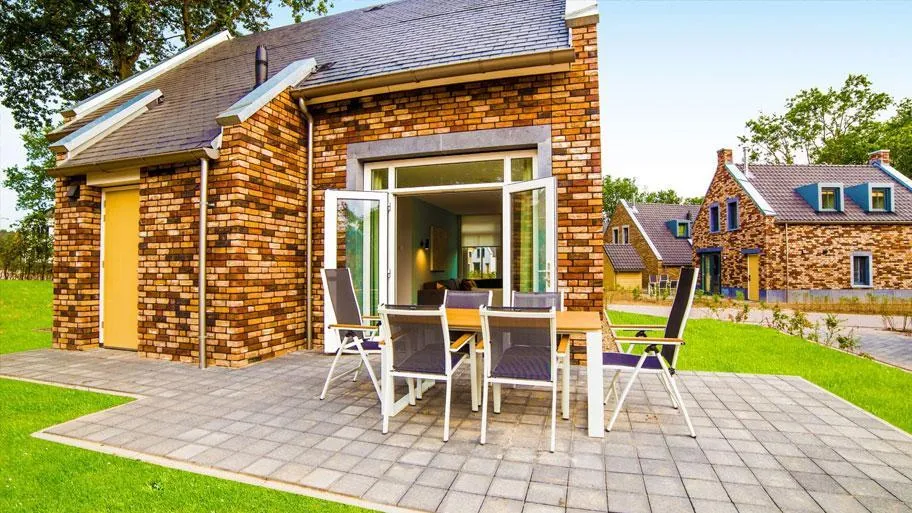Ferienhaus mit großzügiger Terrasse und Gartenmöbeln