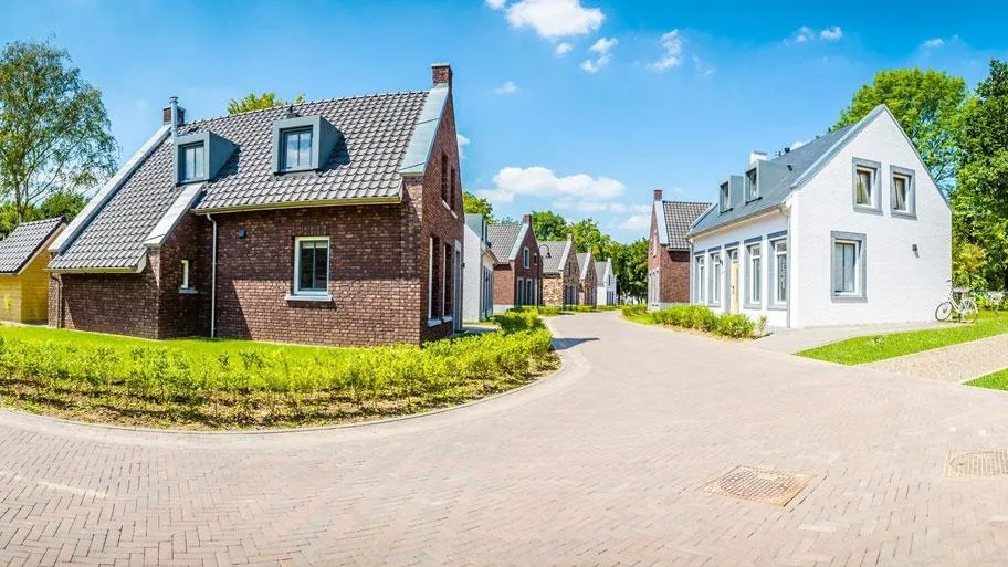 Straße mit mehreren modernen Ferienhäusern im Resort