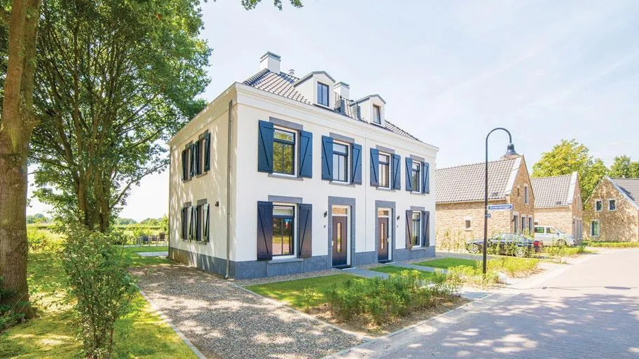 Modernes Ferienhaus mit weißer Fassade und dunklen Läden