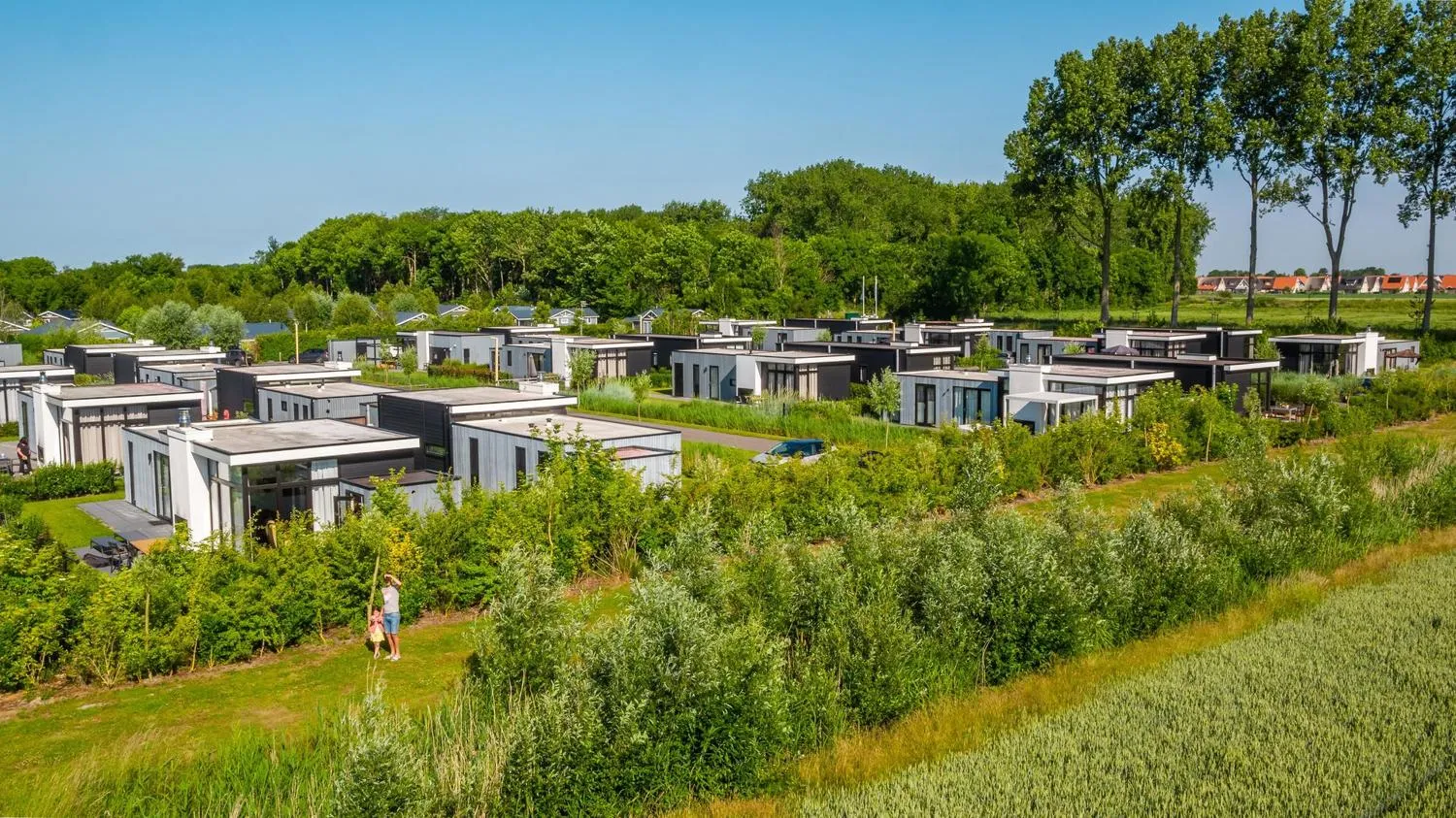 Moderne Ferienhäuser mit Grünanlagen in ländlicher Umgebung