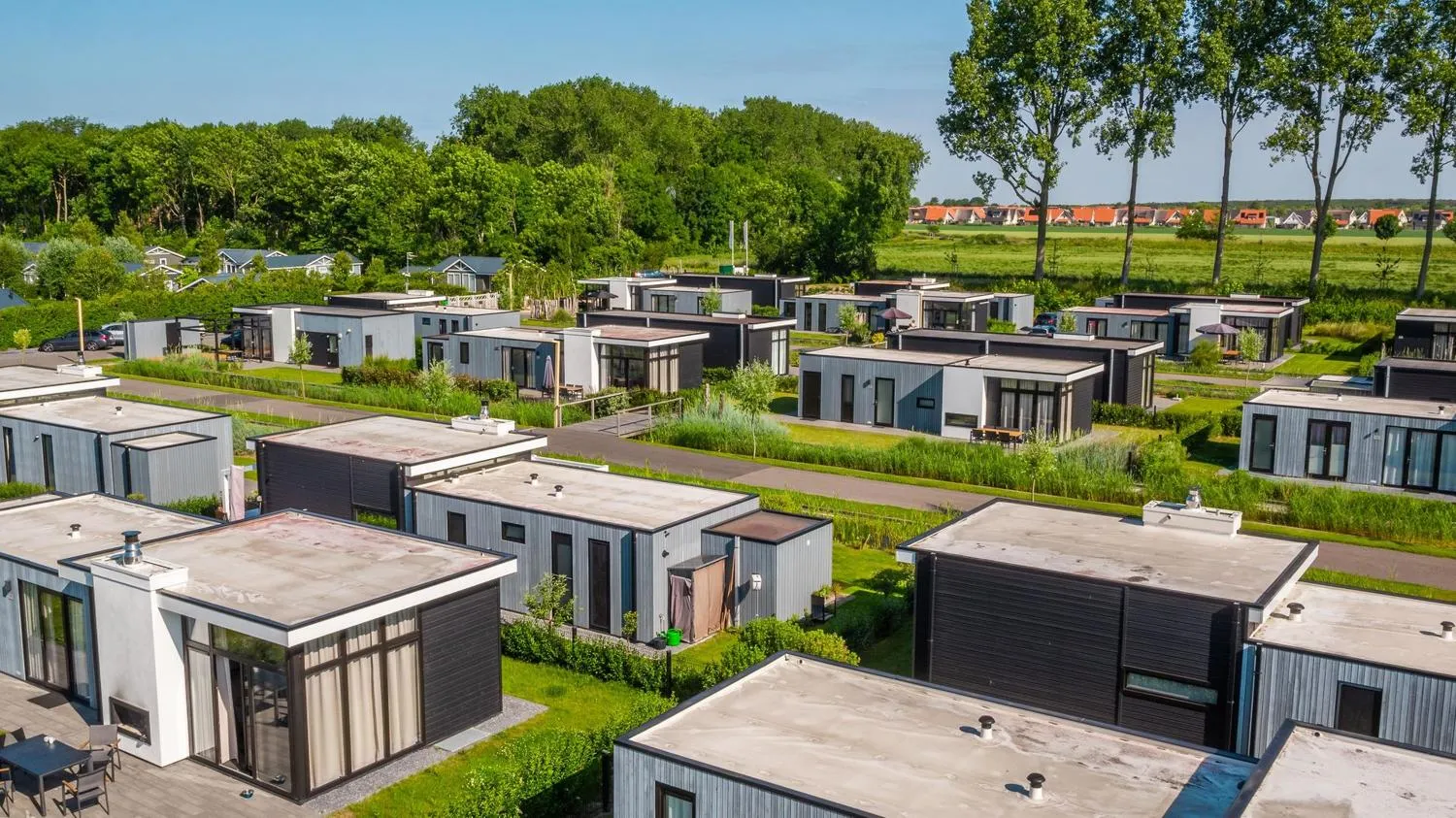 Moderne Ferienhäuser mit großzügigen Terrassen und Grünanlagen