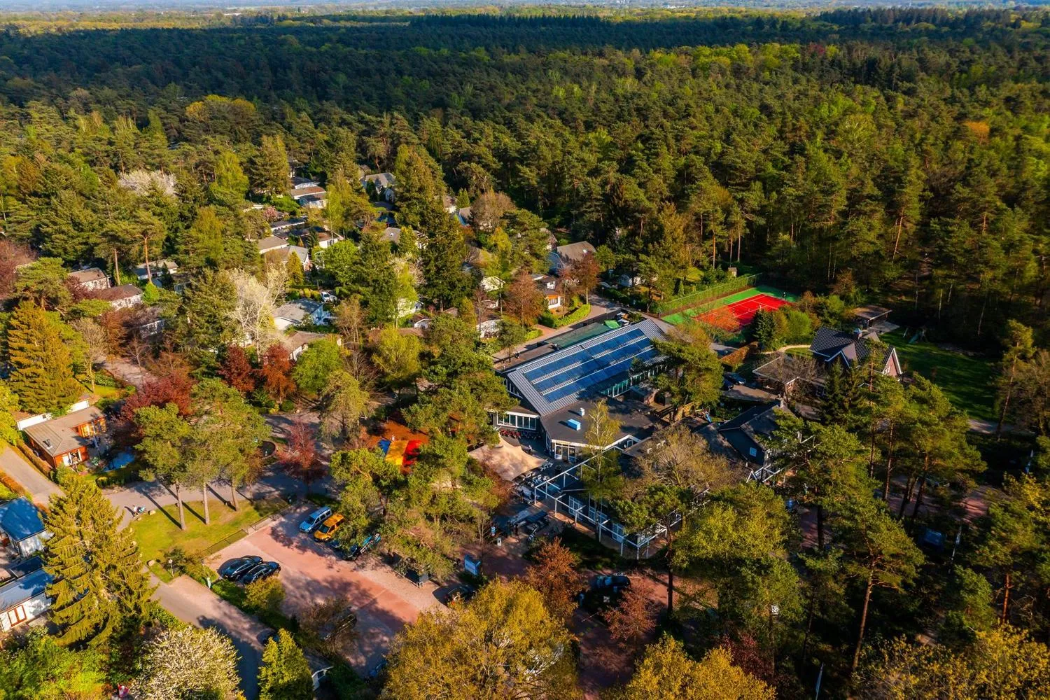 Ferienpark in Waldlage mit Freizeitgebäude und Solarpanelen