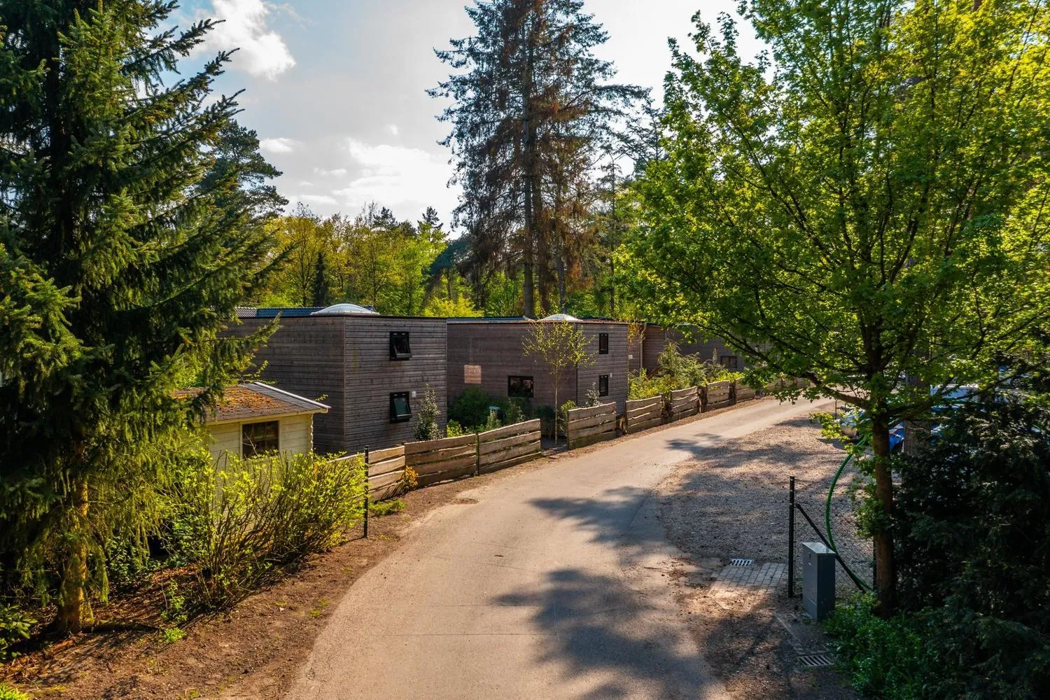 Modernes Ferienhaus aus Holz in Waldmitte mit Kieswegen