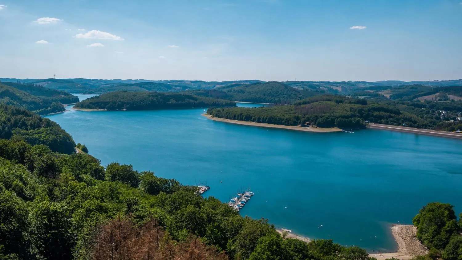 Segelschiffer an Anlegestellen auf dem Biggesee mit Wäldern