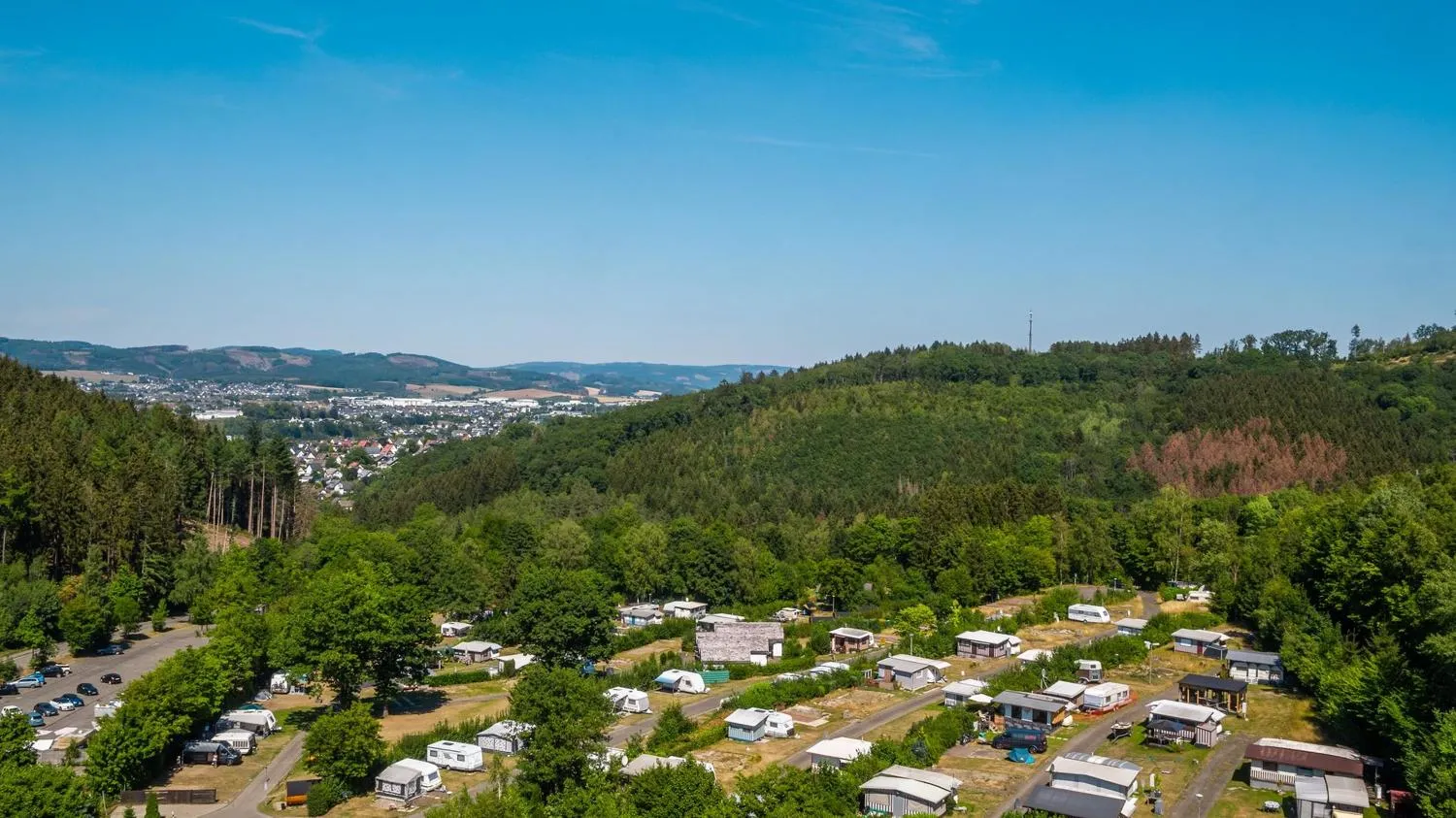 Luftaufnahme des Campingplatzes neben dem Biggesee