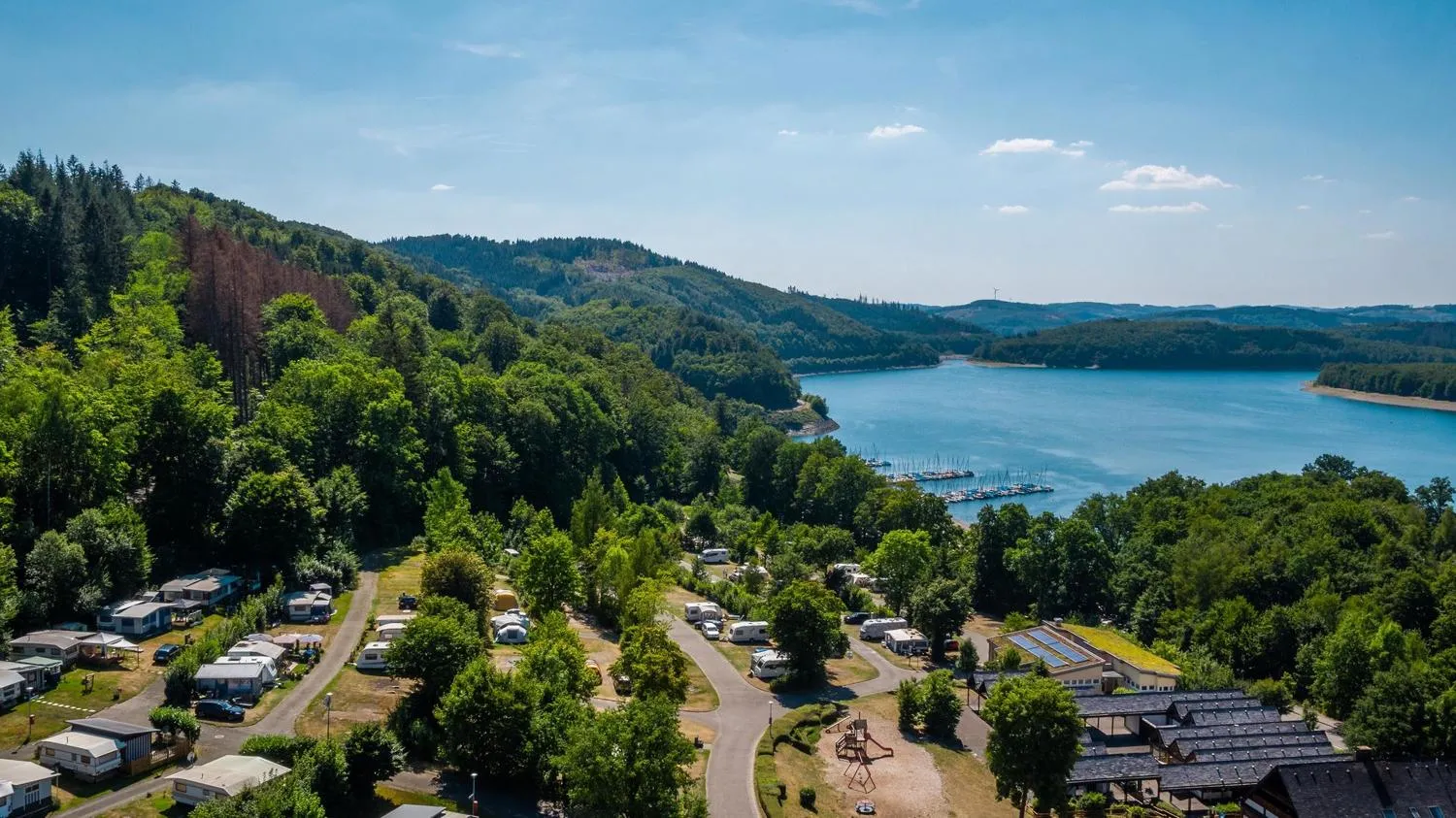 Häuschen des Parks direkt am Ufer des Biggesee